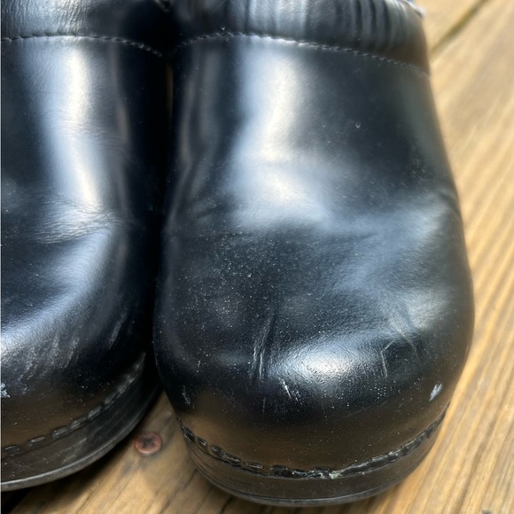 Dansko Clogs size 39, some pealing and scuffing (please look at pictures) - Picture 4 of 10